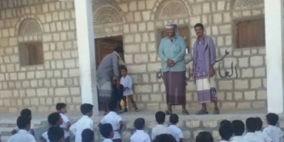 مدير تربية المحفد يتفقد سير العملية التعليمية والانضباط الوظيفي في عدد من مدارس المديرية