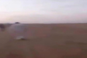 حاميها حراميها..قوات الشرعية تتقطع للمسافرين في صحراء مأرب