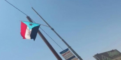 احتفاءً بذكرى أكتوبر..شباب حضرموت الاحرار بالوادي يرفعون ويرسمون الاعلام الجنوبية وصور القيادة في أحياء ومدن الوادي