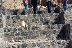 الحسني ومدير مؤسسة صيانة الطرق والجسور يتفقدا صيانة الطريق الرئيسي في الازارق 