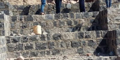 الحسني ومدير مؤسسة صيانة الطرق والجسور يتفقدا صيانة الطريق الرئيسي في الازارق 