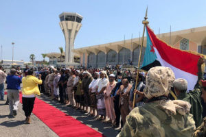 الدفعة الثانية من اسرى الحرب تصل مطار عدن الدولي ومئات الأسر في استقبالهم