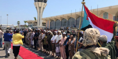 الدفعة الثانية من اسرى الحرب تصل مطار عدن الدولي ومئات الأسر في استقبالهم