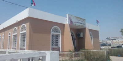 انتقالي الشحر يرفع أعلام على المباني الحكومية والأثرية والشوارع بمناسبة ذكرى ثورة أكتوبر