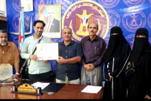 مؤسسة إزدهار للتنمية تكرم رئيس انتقالي حضرموت لمساهمته في انجاح الدورة التدريبية للإداريين الصحيين