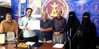 مؤسسة إزدهار للتنمية تكرم رئيس انتقالي حضرموت لمساهمته في انجاح الدورة التدريبية للإداريين الصحيين