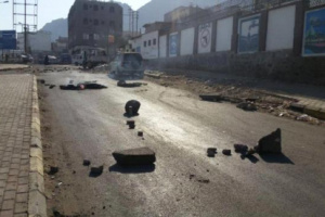 غاضبون يقطعون عددا من الطرقات بالمعلا احتجاجا على عدم وصول المياة لمنازلهم