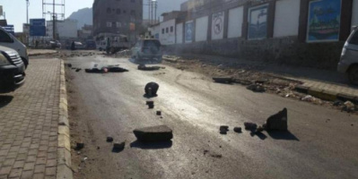 غاضبون يقطعون عددا من الطرقات بالمعلا احتجاجا على عدم وصول المياة لمنازلهم