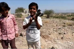 بينما هم يلعبون: أطفال ينجون بأعجوبة من مقذوف حوثي في بلدة المشاريح