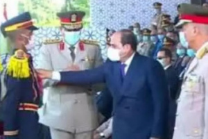 الرئيس المصري يكرم ضابط يمني 