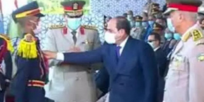 الرئيس المصري يكرم ضابط يمني 