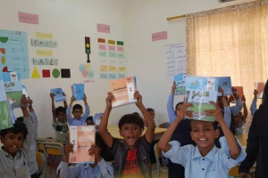 مؤسسة خليفة توفر الكتاب المدرسي وتسهم في إستقرار العملية التعليمية بسقطرى