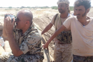 ركن حرب اللواء ١٤ صاعقة يتفقد المقاتلين في مواقع الطرية بأبين