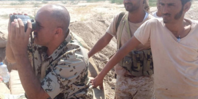 ركن حرب اللواء ١٤ صاعقة يتفقد المقاتلين في مواقع الطرية بأبين