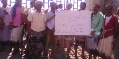 عمال مؤسسة الكهرباء فرع ردفان ينفذون وقفة احتجاجية امام مقر الفرع ويلوحون بالاضراب