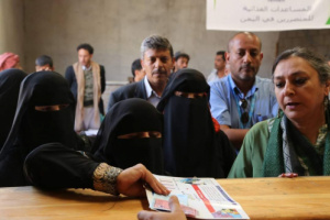 لجنة البصمة التابعة لمنظمة الغذاء العالمي تواصل اخذ بصمات المستفيدين بمديرية الأزارق 