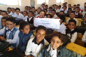 منظمة اليونسيف ترفد مدرسة الشهيد صالح قايد للتعليم الأساسي ب300 كرسي مزدوج 