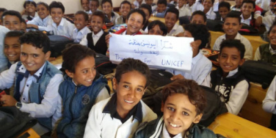 منظمة اليونسيف ترفد مدرسة الشهيد صالح قايد للتعليم الأساسي ب300 كرسي مزدوج 