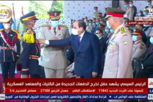 اللواء شلال شائع يهنئ الضابط الجنوبي الذي احرز المركز الاول في الكلية الحربية بمصر 
