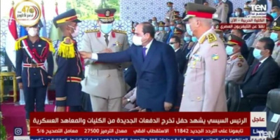 اللواء شلال شائع يهنئ الضابط الجنوبي الذي احرز المركز الاول في الكلية الحربية بمصر 