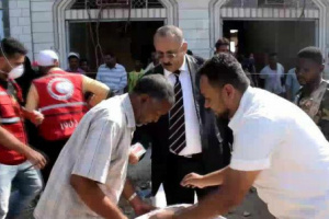الصلاحي يدشن توزيع المساعدات للنازحين والمتضررين من الأمطار بلحج 