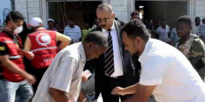 الصلاحي يدشن توزيع المساعدات للنازحين والمتضررين من الأمطار بلحج 