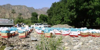 بدعم إماراتي: وصول 25 طنا من المساعدات الغذائية إلى سكان القری الناٸية غربي تعز