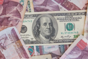 الدولار يستقر عند 15.65 جنيه للشراء و 15.75 للبيع في معظم البنوك والمصارف المصرية 