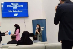 مدرسة عدنية تحصد جائزة عالمية ضمن افضل مدرسي اللغة الإنجليزية في العالم ..تفاصيل