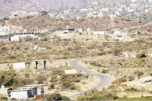 المليشيات الحوثية تنهب المحال التجارية في سوق الحمام غرب مدينة الفاخر وتتقاتل فيما بينها بسبب تقاسم المنهوبات