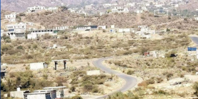 المليشيات الحوثية تنهب المحال التجارية في سوق الحمام غرب مدينة الفاخر وتتقاتل فيما بينها بسبب تقاسم المنهوبات