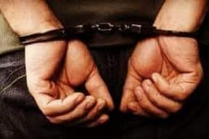 أمن وادي حضرموت يضبط شخص متهم بقضية قتل بالمكلا واخر مطلوب للنيابة بالساحل