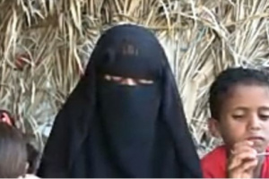 5 أيتام وأُمٌّ أرملة ورحلة نزوح حصيلة رصاصة قناص حوثي