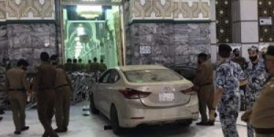 السعودية.. سيارة تقتحم إحدى ساحات الحرم المكي