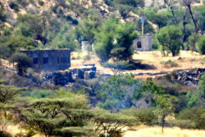 المليشيات الحوثية تحرق منازل ومزارع المواطنين في عزلة الثوخب بمديرية الحُشاء
