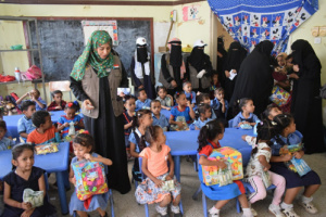 المرأة والطفل بانتقالي لحج توزع هدايا لاطفال روضة الشروق
