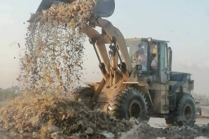 بالتنسيق مع مكتب المواصفات والمقاييس.. جمرك المنطقة الحرة عدن يتلف كميات كبيرة من العصائر الفاسدة