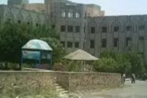 مسلح إخواني يعتدي على طالب داخل جامعة تعز 