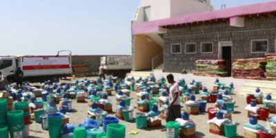 بدعم إماراتي " الهلال الأحمر " يسير قافلة غذائية وإيوائية للنازحين في مديرية الدريهمي