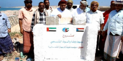  الثقلي يضع حجر الأساس لمشروع مسجد الروضة والسوق الشعبي بميناء سقطرى