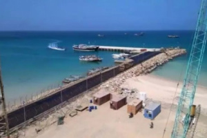 بدء عملية تفريغ شحنة وقود بميناء سقطرى 