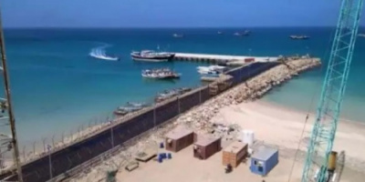بدء عملية تفريغ شحنة وقود بميناء سقطرى 