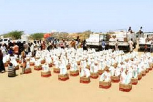 بدعم إماراتي " الهلال الأحمر " يوزع 200 سلة غذائية في الخوخة جنوب الحديدة 