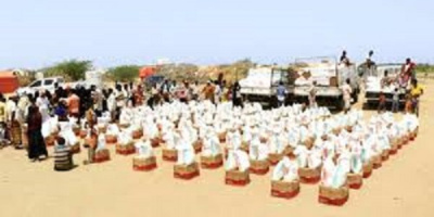 بدعم إماراتي " الهلال الأحمر " يوزع 200 سلة غذائية في الخوخة جنوب الحديدة 