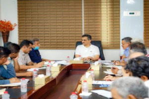 محافظ عدن يناقش مع مدراء المديريات مشكلة تحصيل الإيرادات