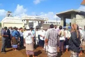 ملفات الموظفون النازحون في عدن .. مابين مرارة النزوح وتقطع الراتب 