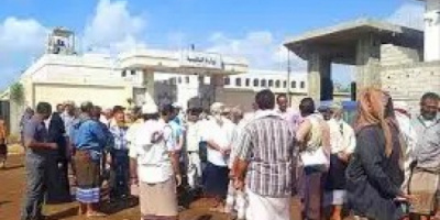 ملفات الموظفون النازحون في عدن .. مابين مرارة النزوح وتقطع الراتب 