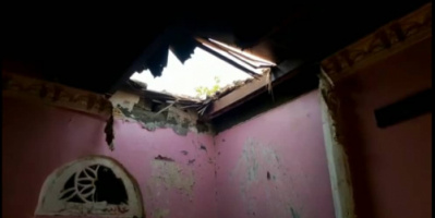 مليشيات الحوثي تطلق صاروخ  في حي المنظر  ويلحق أضرار مادية لساكنيها بجنوب الحديدة