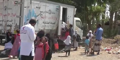 بدعم إماراتي " الهلال الأحمر " يسير عيادة طيبة متنقلة إلى مخيم الكداح للنازحين في الخوخة 