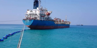 سفينة النفط الإماراتية تُفرغ حمولتها بميناء سقطرى